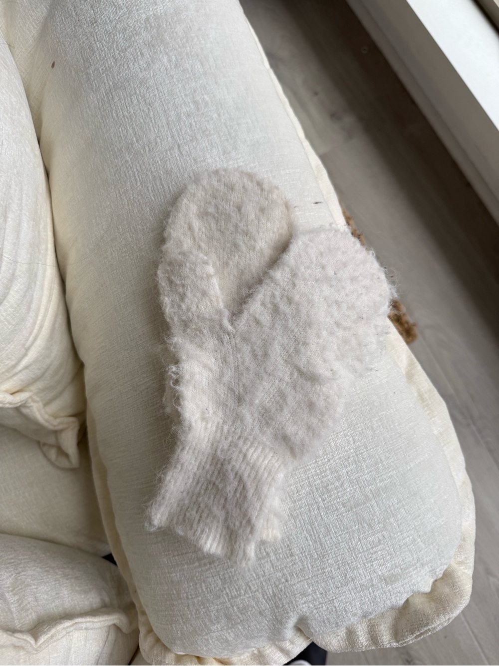 Abercrombie & Fitch Cream Mittens